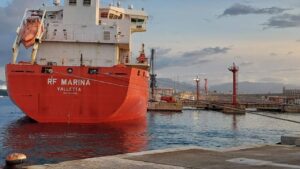 El petrolero RF Marina atracado en la d&aacute;rsena de graneles l&iacute;quidos.
