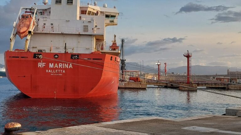 El petrolero RF Marina atracado en la dársena de graneles líquidos.