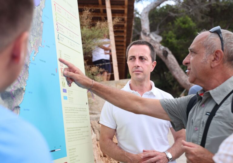 Llorenç Galmés durante la visita a la Dragonera.