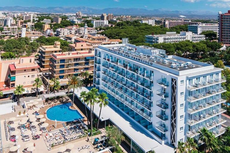 RIU.com