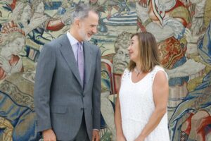 El Rey Felipe VI junto a la presidenta del Congreso, Francina Armengol. Casa Real.