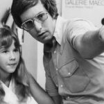 William Friedkin junto a la pequeña Linda Blair durante el rodaje de 'El Exorcista'