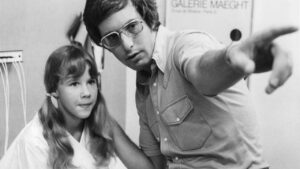 William Friedkin junto a la peque&ntilde;a Linda Blair durante el rodaje de 'El Exorcista'