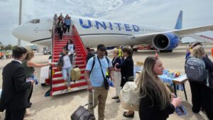 Turistas procedentes de Nueva York en el vuelo inaugural con Palma de United Airlines.