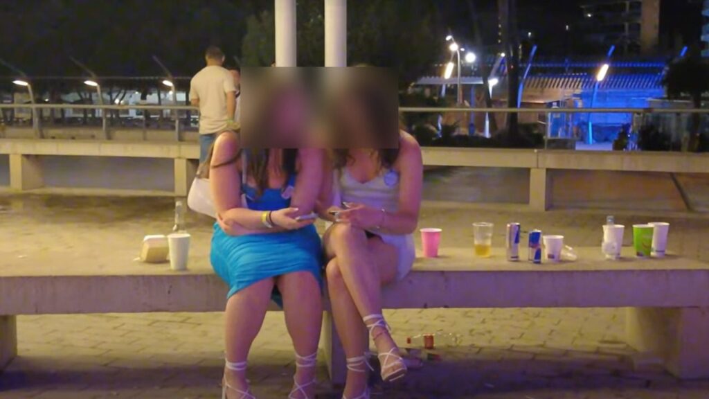 Imagen de archivo: dos turistas haciendo 'botellón' en un banco de Magaluf.