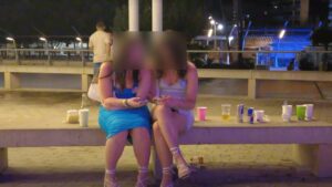 Imagen de archivo: dos turistas haciendo 'botell&oacute;n' en un banco de Magaluf.