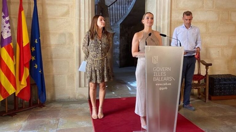 Marga Prohens comparece junto a Marta Vidal y José F. Reynés.