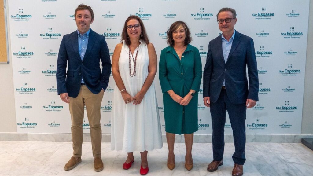 La consellera de Salud, Manuela García, y el director general del Servicio de Salud, Javier Ureña, junto a la nueva gerente de Son Espases, Cristina Granados.