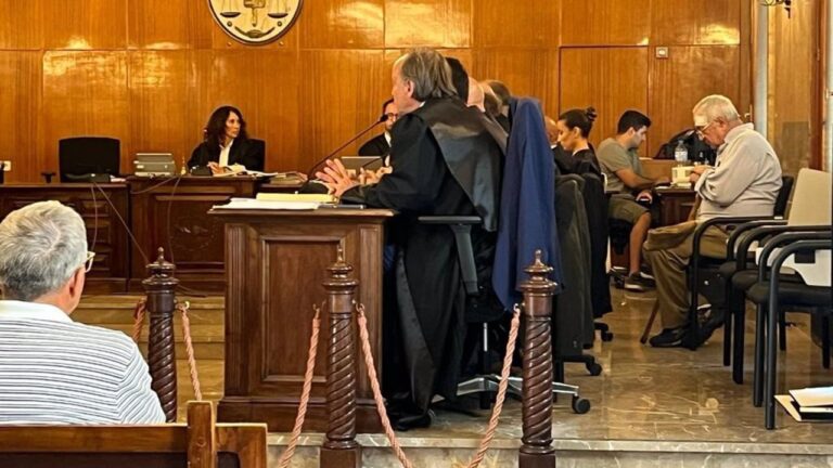A la derecha, sentado tras los abogados y el fiscal, el anciano que mató a un ladrón que asaltó su casa en Porreres en 2018. A la izquierda, en el banquillo, uno de los acusados por participar en el robo.