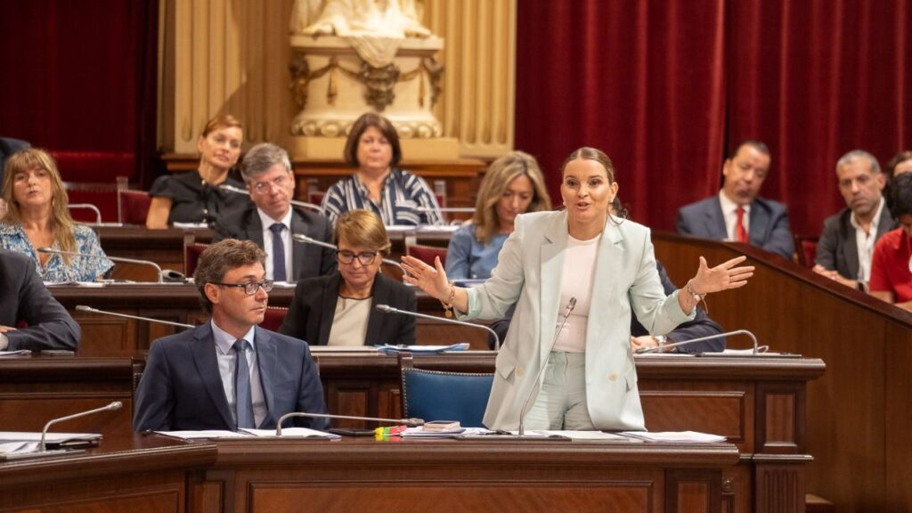 La presidenta del Govern, Marga Prohens, en la sesión parlamentaria del martes.