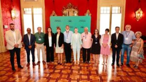 Representantes de todos los grupos pol&iacute;ticos con la comunidad jud&iacute;a de Mallorca.