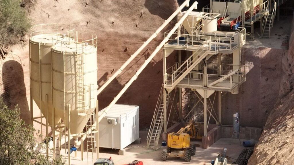 Planta de hormigón instalada en la cantera de Son Bugadelles.