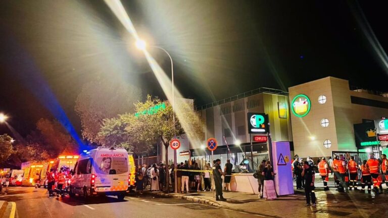 Hasta 19 ambulancias fueron desplegadas en la calle Joan Miró.