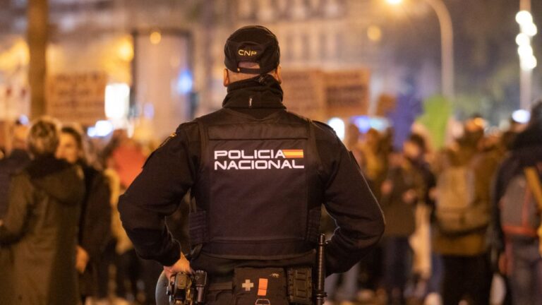 Imagen de archivo: un agente de Policía Nacional en Palma.