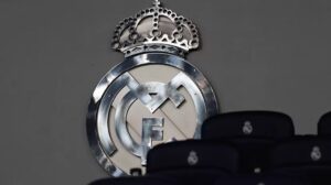 Imagen del escudo del Real Madrid en Valdebebas, donde se produjo la detenci&oacute;n (Foto de Jos&eacute; Carlos, Twitter)