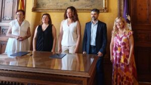 Las autoridades posan tras la firma del convenio entre el Govern, Consell de Mallorca e IBDona.