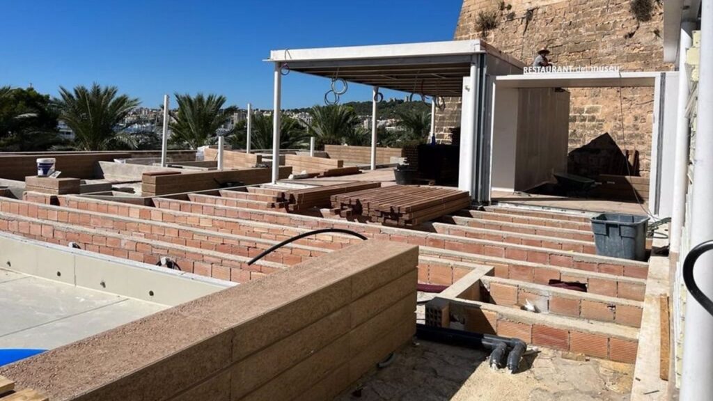Obra que se ejecuta en la terraza de Es Baluard.