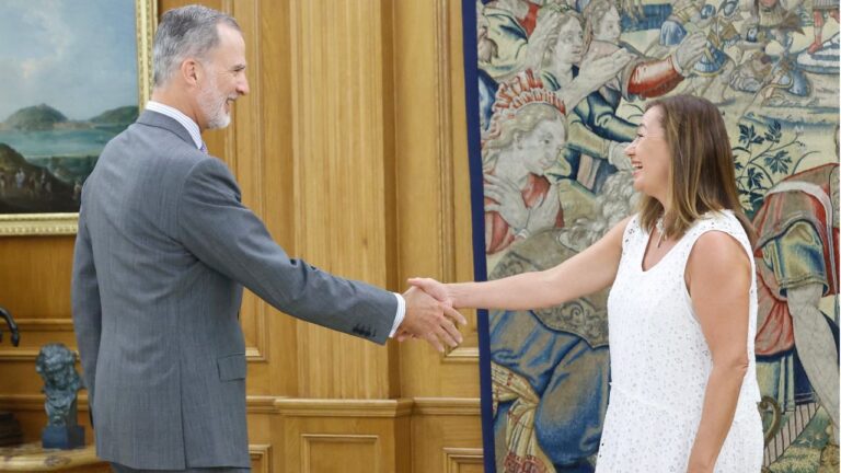 Armengol, durante la reunión con el rey Felipe VI para informarle de la constitución de las Cortes, tras la que propuso a Feijóo como candidato a la investidura