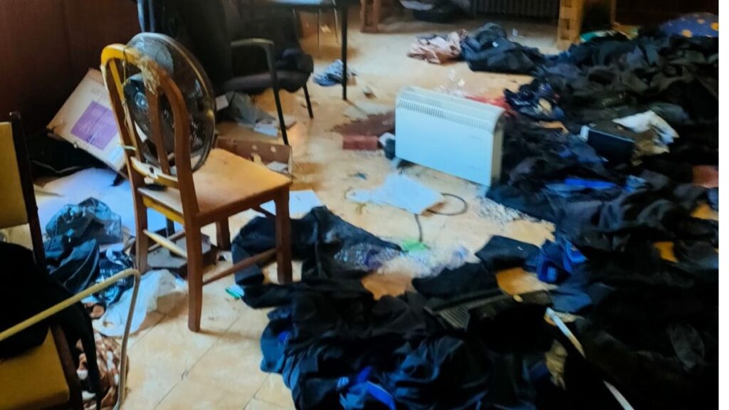 El almacén, destrozado y con los uniformes de los vigilantes en el suelo.