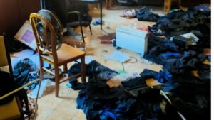 El almac&eacute;n, destrozado y con los uniformes de los vigilantes en el suelo.