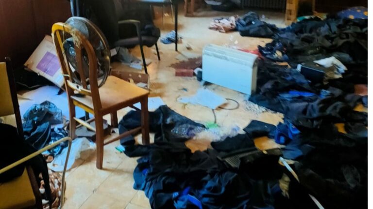 El almacén, destrozado y con los uniformes de los vigilantes en el suelo.