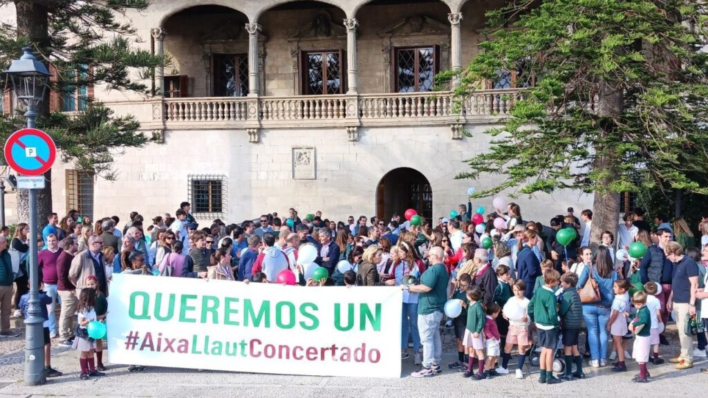 Concentración de madres y padres del colegio Aixa-Llaüt ante el Consolat de Mar