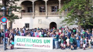 Concentraci&oacute;n de madres y padres del colegio Aixa-Lla&uuml;t ante el Consolat de Mar