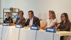 Los portavoces encargados de hacer el balance de la temporada tur&iacute;stica, con el alcalde Juan Antonio Amengual, en el centro.