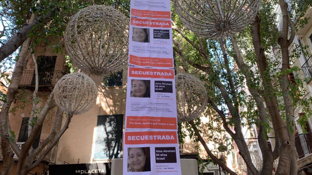 Algunos de los carteles han aparecido en la calle Colón.