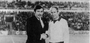 Charlton, vestido de corto, junto a Dom&iacute;nguez en el Luis Sitjar