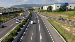 Una l&iacute;nea continua ya pintada, en sentido Andratx.