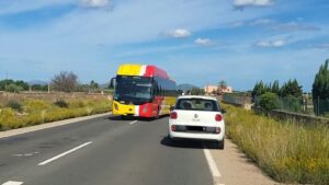 Momento en el que el conductor del bus est&aacute; acabando de realizar la maniobra, obligando al coche que circulaba en sentido contrario a apartarse hacia el arc&eacute;n derecho.