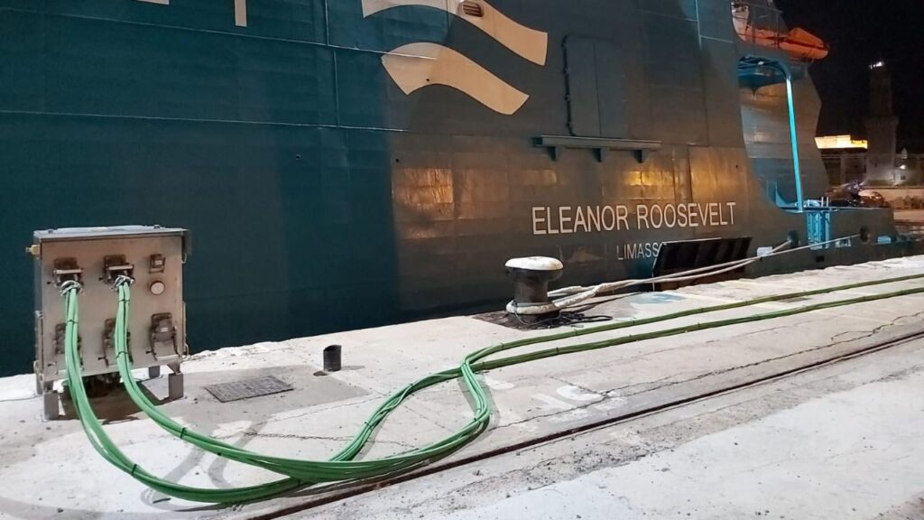 Un buque de Baleària conectado al cold ironing del muelle de Paraires
