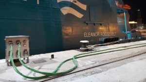 Un buque de Bale&agrave;ria conectado al cold ironing del muelle de Paraires