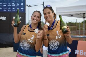 Aina Munar (izquierda) y Nazaret Flori&aacute;n posan con la medalla de plata lograda en Capdepera