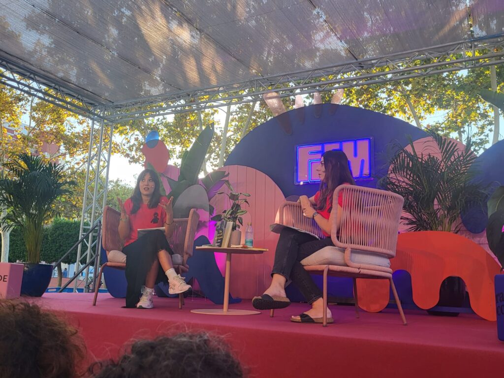 Charla conducida por las periodistas Begoña Gómez Urzaiz y Noelia Ramírez en las que se ha rendido homenaje a la escritora Nora Ephron.