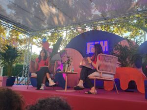 Charla conducida por las periodistas Bego&ntilde;a G&oacute;mez Urzaiz y Noelia Ram&iacute;rez en las que se ha rendido homenaje a la escritora Nora Ephron.