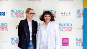 La directora del certamen, Sandra Lipski, junto a la galardonada Susanne Bier