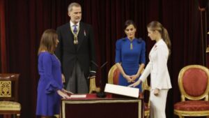 Instante en que la Princesa de Asturias jura la Constituci&oacute;n.