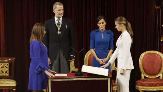 Instante en que la Princesa de Asturias jura la Constitución.