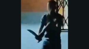 El detenido, con el cuchillo de grandes dimensiones.