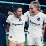 La mallorquina, a la derecha de la imagen, celebra el triunfo junto a la autora del gol del triunfo: la granadina Esther González