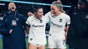 La mallorquina, a la derecha de la imagen, celebra el triunfo junto a la autora del gol del triunfo: la granadina Esther Gonz&aacute;lez