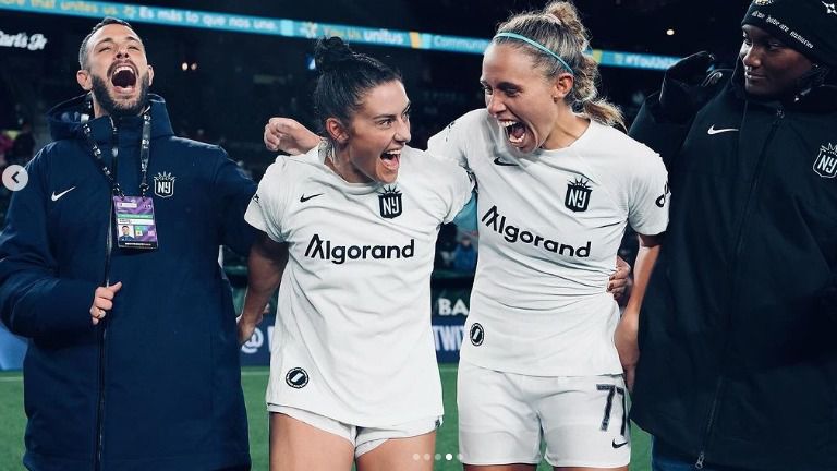 La mallorquina, a la derecha de la imagen, celebra el triunfo junto a la autora del gol del triunfo: la granadina Esther González
