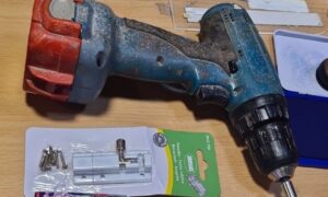 Herramienta usada por el padre para atornillar la puerta