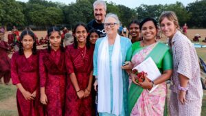 De izquierda a derecha: Roig de Diego, Anna Ferrer, la asistente de Anna (con la memoria del proyecto Rangol&iacute; firmado por Roig de Diego), y Cristina Simarro , posando junto a un grupo de escolares de la Fundaci&oacute;n Vicente Ferrer.