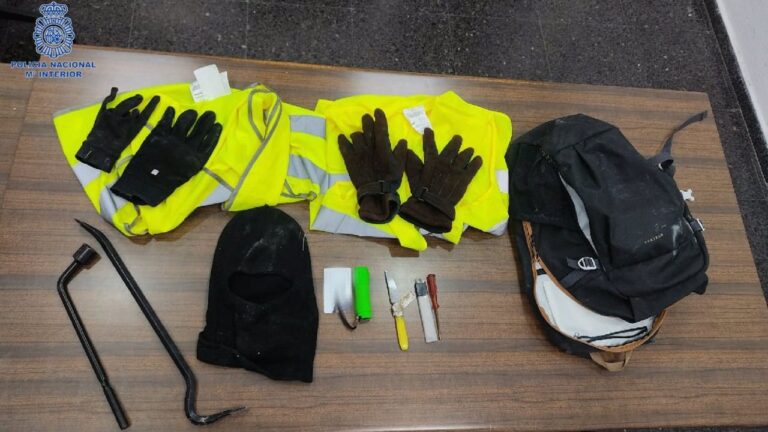 Estos son los objetos que la Policía requisó a los jóvenes tras cachearlos.