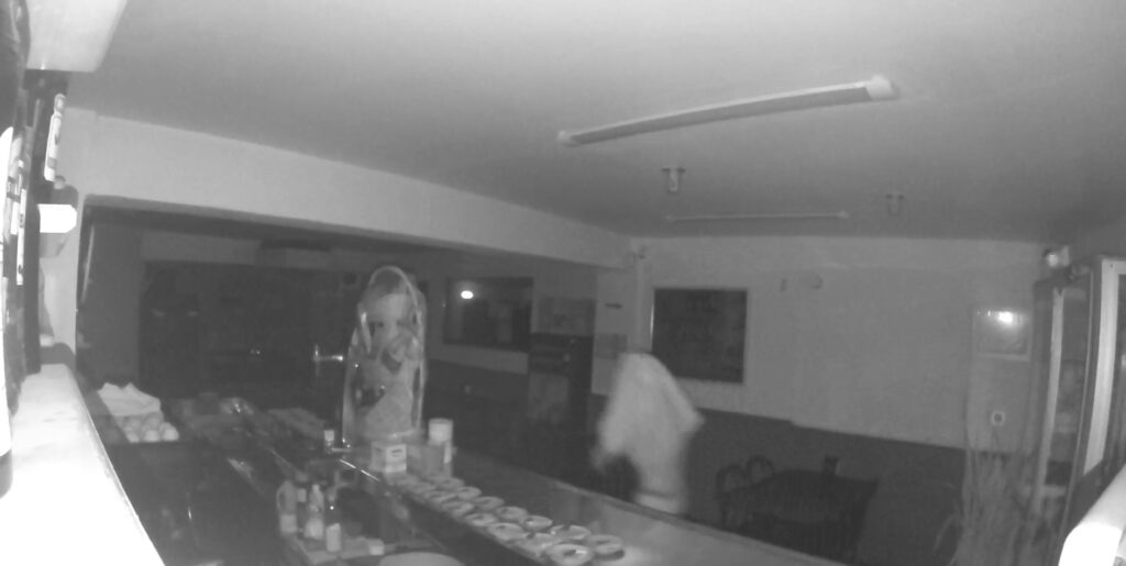 El detenido, captado por las cámaras de vigilancia en uno de los robos.