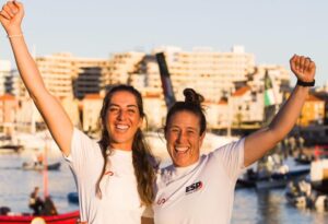 Paula Barcel&oacute;, a la izquierda de la imagen, celebra junto a su compa&ntilde;era T&aacute;mara Echegoyen el bronce conquistado en aguas portuguesas