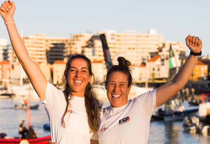 Paula Barceló, a la izquierda de la imagen, celebra junto a su compañera Támara Echegoyen el bronce conquistado en aguas portuguesas